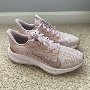 Nike air zoom tennishoes size 8.5
